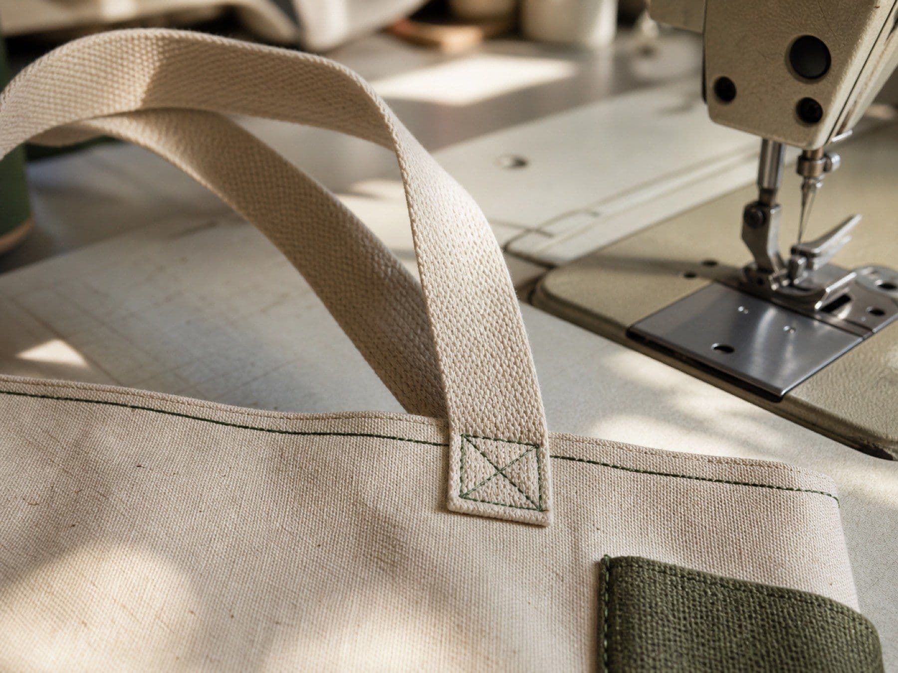 Detalle de asa reforzada en bolso textil